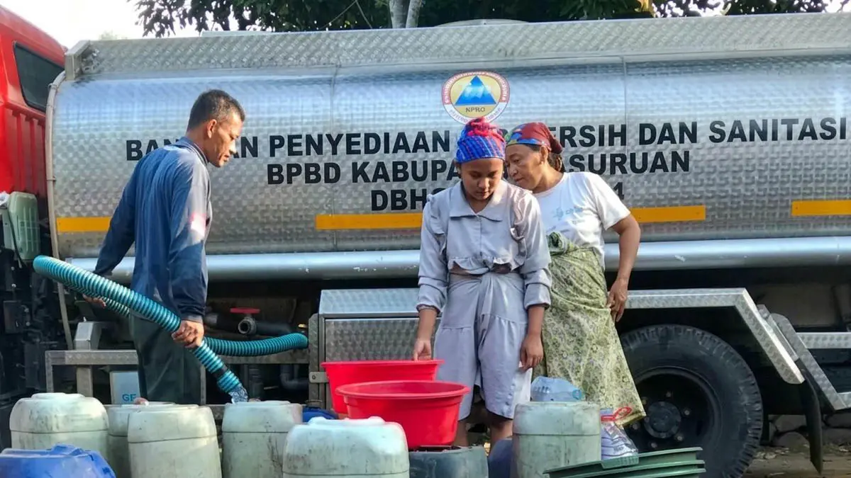 DROPING: BPBD Kabupaten Pasuruan saat menyalurkan air bersih kepada warga di wilayah Kecamatan Winongan, imbas pompa air sumber Umbulan rusak. (BPBD Kabupaten Pasuruan for Radar Bromo)