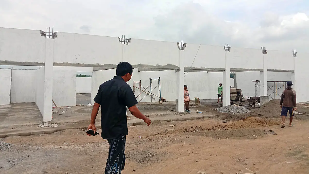 HAMPIR RAMPUNG: Pembangunan Koperasi Desa Merah Putih yang saat berjalan 40 persen. (Inayah Putri Maharani/Radar Bromo)