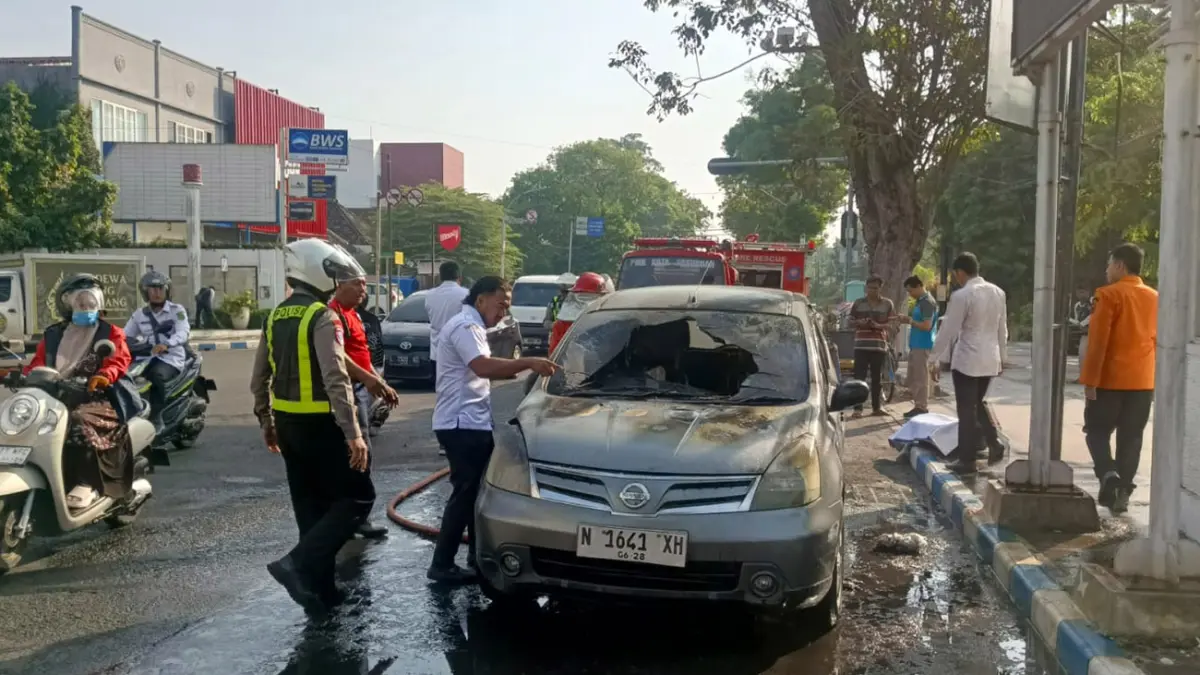 HANGUS: Kondisi mobil Grand Livina yang terbakar di jalan Pahlawan, Pekuncen, Kota Pasuruan, Rabu pagi (6/5). 