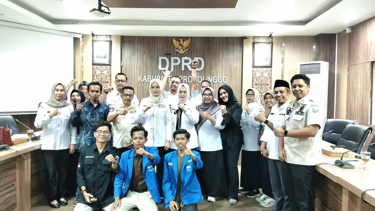 HARUS KOMITMEN: Sejumlah mahasiswa dan kawan disabilitas bersama komisi 4 DPRD Kabupaten Probolinggo di ruang Banggar. (Foto: Agus Faiz Musleh/Jawa Pos Radar Bromo)