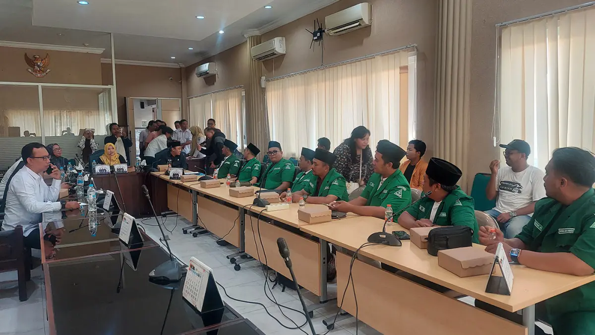 HEARING: Ansor Kota Probolinggo saat mendatangi kantor DPRD, Rabu (6/5). (Arif Mashudi/ Radar Bromo)