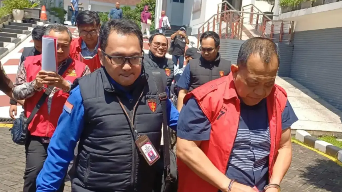 Kejaksaan Tinggi Jawa Timur menetapkan Kepala Dinas ESDM Jatim, Aris Mukiyono bersama dua anak buahnya sebagai tersangka dugaan tindak pidana korupsi perizinan, Jumat (17/4). (Novia Herawati/ JawaPos.com)