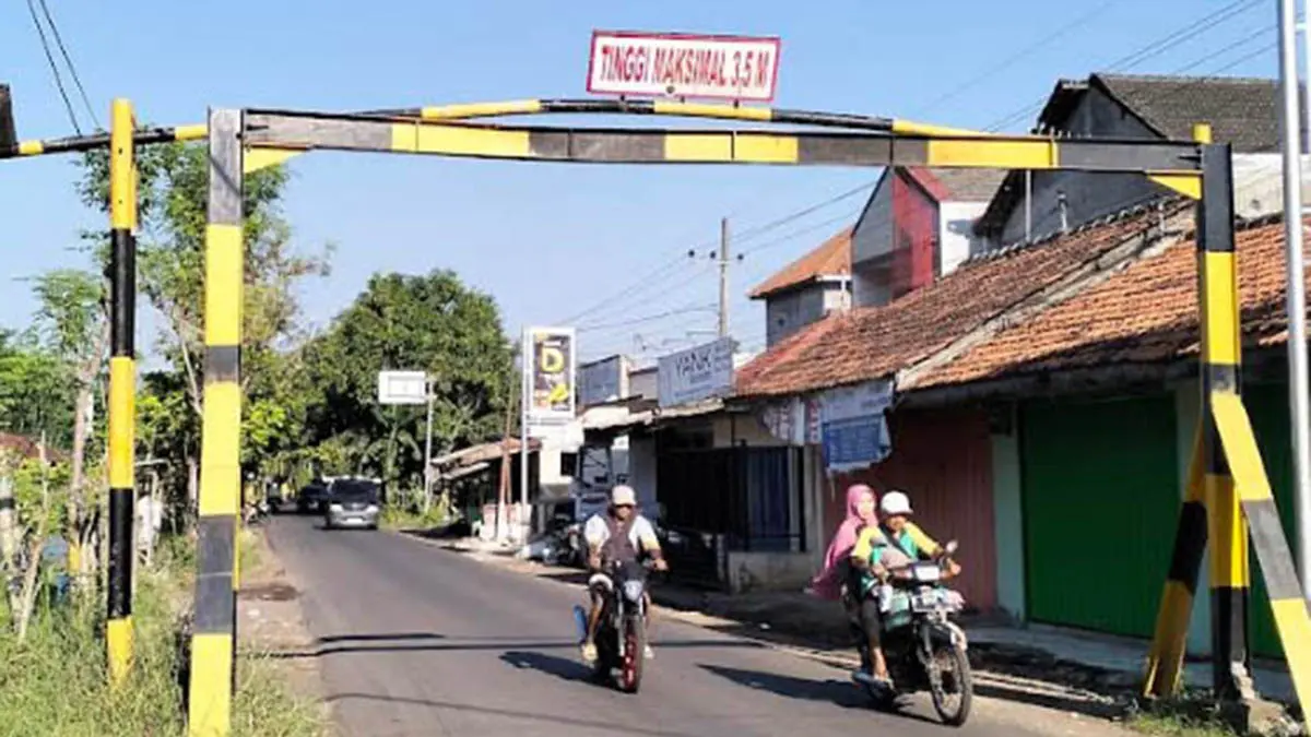 KOKOH: Portal di ruas jalan Desa Klenang Kidul menuju Desa/Kecamatan Tegalsiwalan yang sudah terpasang untuk mengendalikan kendaraan sesuai kelas jalan. (Foto: dok jawa Pos Radar Bromo)