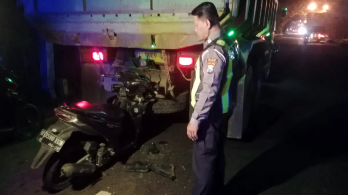 Kondisi mobil Honda Vario usai menabrak truk mogok di bahu jalan Purwodadi, Pasuruan. 