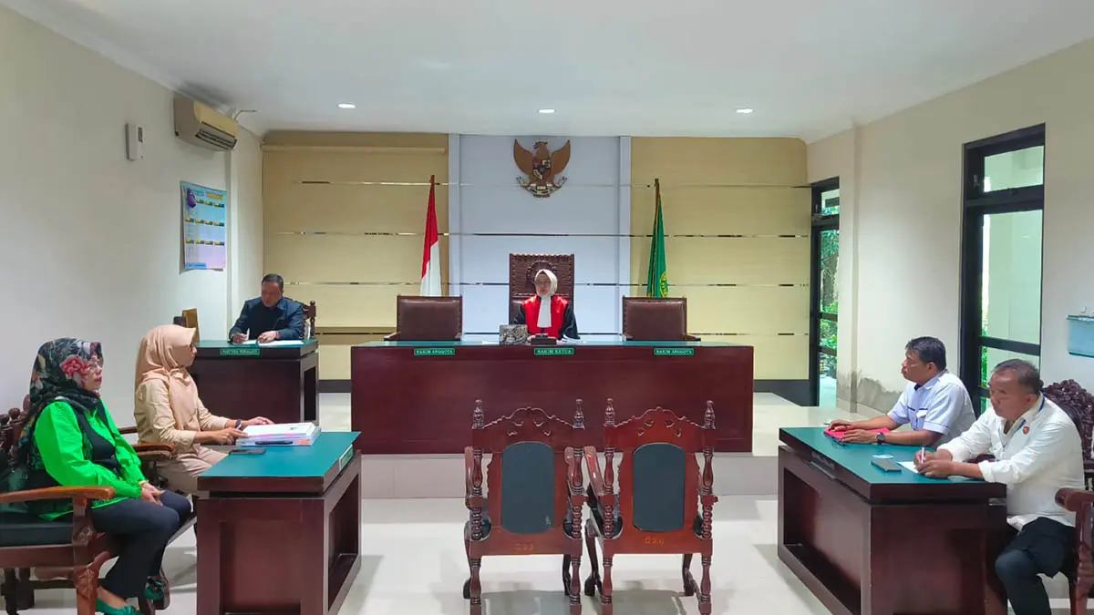 MELAWAN: Wiwik Tri Hariyati, penasihat hukum Kasnadi saat menjalani sidang praperadilan. (Istimewa)