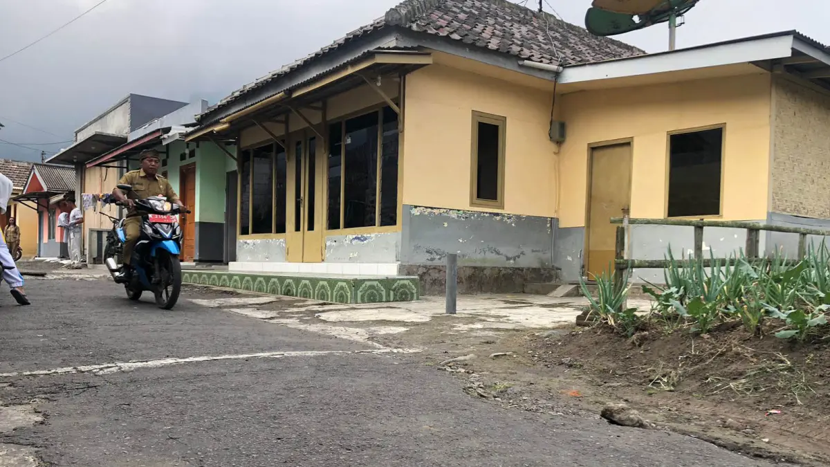 MELINTAS:&nbsp;Kepala Desa Ngadas Kastaman melintasi jalan yang rencananya akan dipaving di Desa Ngadas, Kecamatan Sukapura. (Foto: Inneke Agustin/Jawa Pos Radar Bromo)