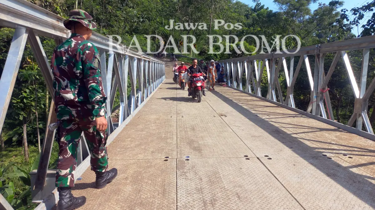 MELINTAS: Sejumlah pengendara motor saat melintasi Jembatan Bailey di Desa Negororejo, Kecamatan Lumbang, Kabupaten Probolinggo, Rabu (6/5) pagi. (Inneke Agustin/ Radar Bromo)