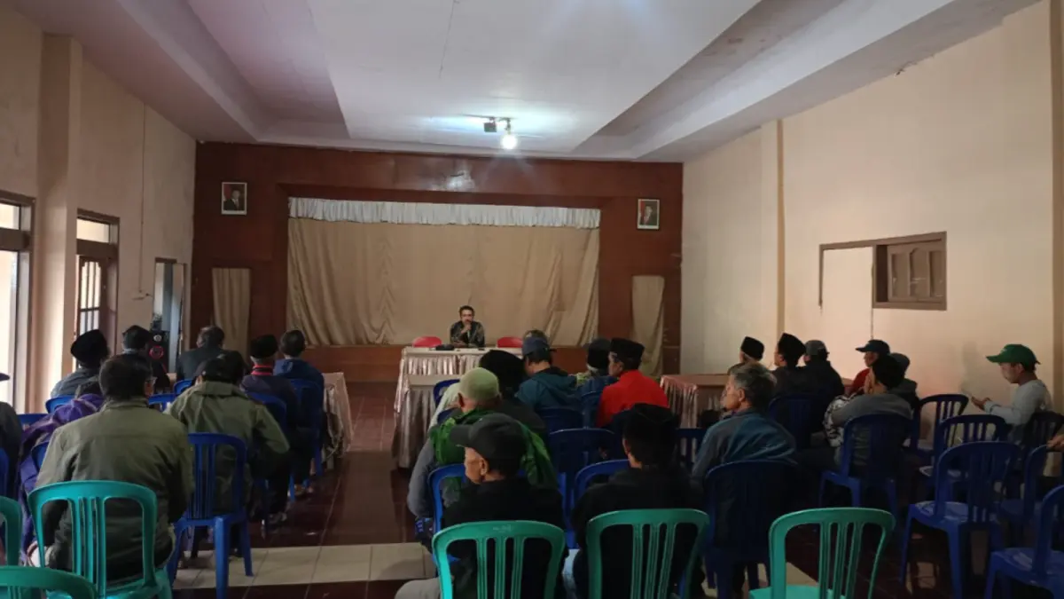 MUSYAWARAH: Kepala Desa Wonokerto Heri Dri Hartono memimpin musyawarah Rencana Pembangunan Gedung KDKMP Desa Wonokerto, Kecamatan Sukapura. (INNEKE AGUSTIN/JAWA POS RADAR BROMO)