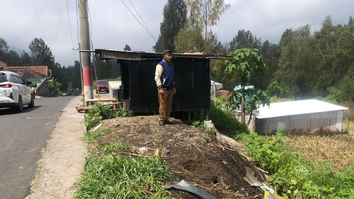 RENCANA PEMBANGUNAN: Kepala Desa Jetak, Ngantoro saat menunjukkan lokasi rencana pembangunan TPT untuk memperkuat tebing jalanan Desa Jetak, Kecamatan Sukapura, Kabupaten Probolinggo.
