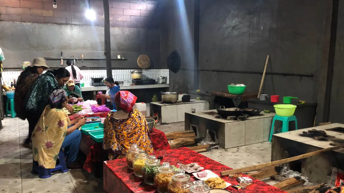 RUKUN: Sejumlah warga saat bergotong royong dalam sebuah hajatan di Balai Desa Jetak, Kecamatan Sukapura, Kabupaten Probolinggo.