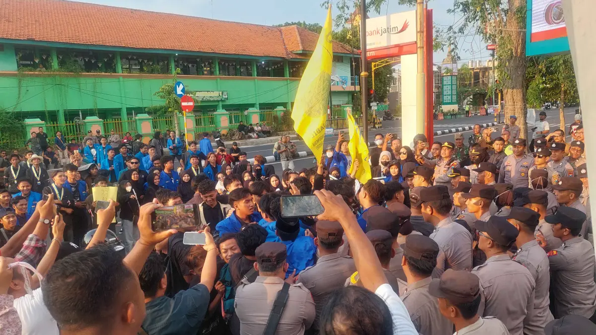 SAMPAIKAN ASPIRASI: Sejumlah aktivis mahasiswa PMII dan BEM Probolinggo berujuk rasa di depan Kantor Wali Kota Probolinggo, Selasa (5/5) sore. (ARIF MASHUDI/JAWA POS RADAR BROMO)