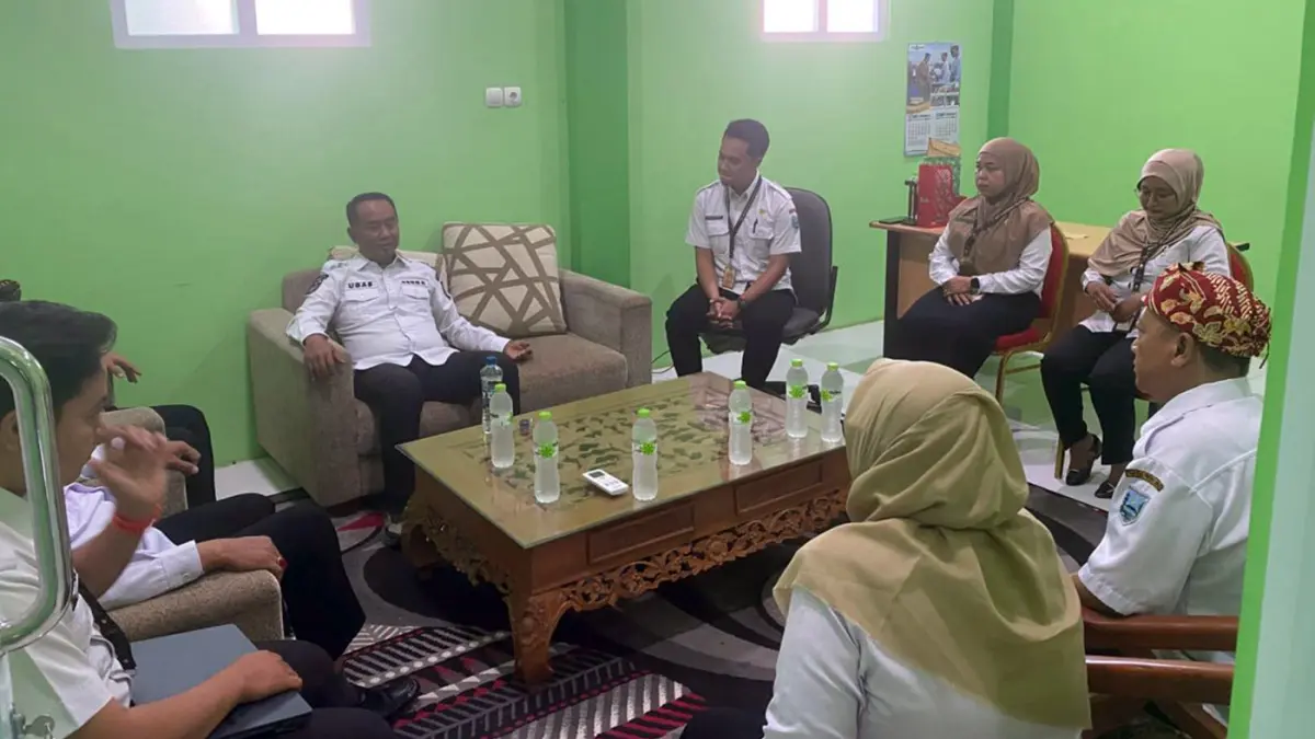 Sekda Kabupaten Probolinggo Ugas Irwanto (tengah) saat mendatangi Puskesmas Krejengan untuk klarifikasi soal kabar viral oknum ASN selingkuh. (Agus Faiz Musleh/ Radar Bromo)