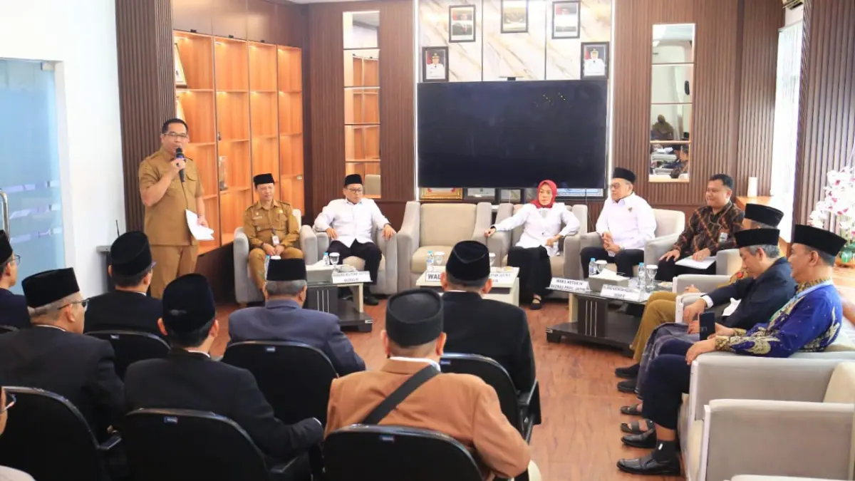 SELEKSI: Wali Kota Probolinggo dr. Aminuddin menyampaikan arahan dalam seleksi calon pimpinan Baznas Kota Probolinggo, Rabu (6/5). (ISTIMEWA)