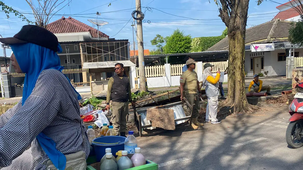 SEMPAT DIPROTES: Personel Satpol PP bersama pihak kecamatan dan DLH melalkukan penertiban PKL di wilayah Desa Bulu Selasa (5/5). (Foto: Agus Faiz Musleh/Jawa Pos Radar Bromo)