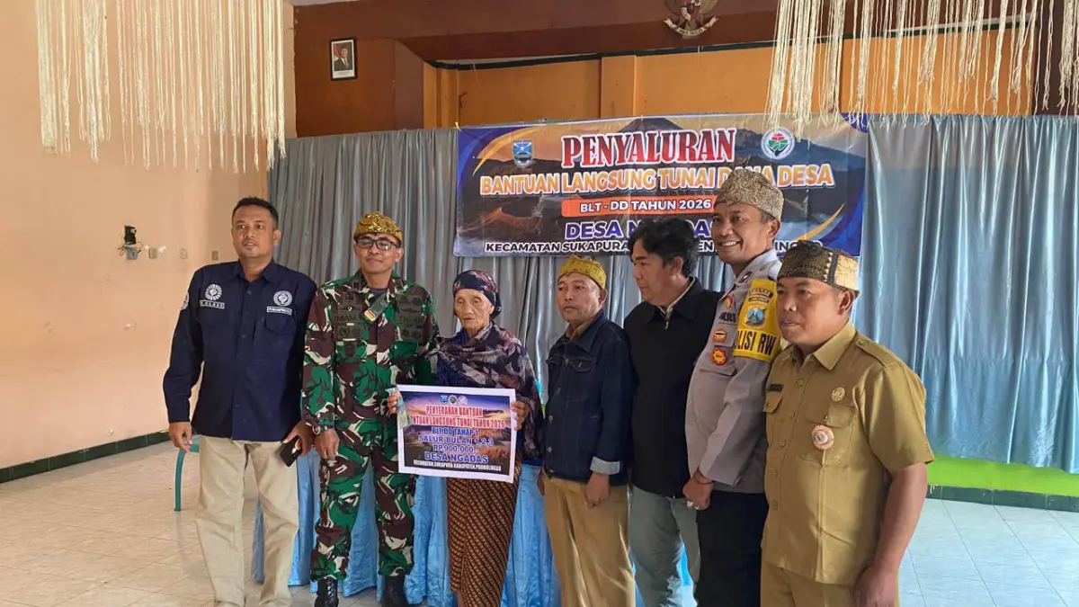 SENANG: Sejumlah warga penerima BLT DD Tahap 1 Salur 1 hingga 3 di Desa Ngadas, Kecamatan Sukapura. (Foto: Inneke Agustin/Jawa Pos Radar Bromo)