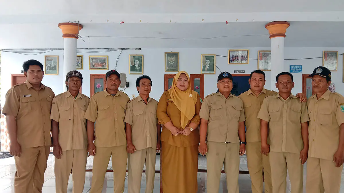 SIAP MELAYANI: Potret aparatur Desa Randuati, Kecamatan Nguling Kabupaten Pasuruan. (Inayah Putri Maharani/Radar Bromo)