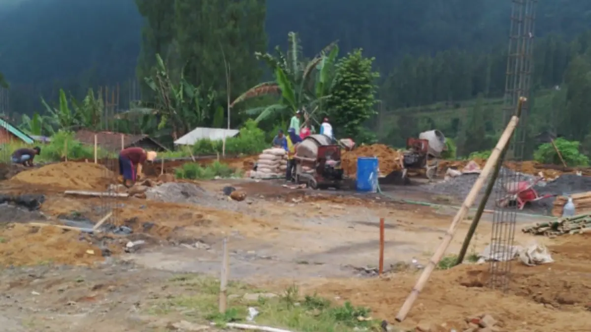 SINERGI: Sejumlah pekerja saat membangun Gedung KDKMP Desa Wonokerto, Kecamatan Sukapura. (INNEKE AGUSTIN/JAWA POS RADAR BROMO)