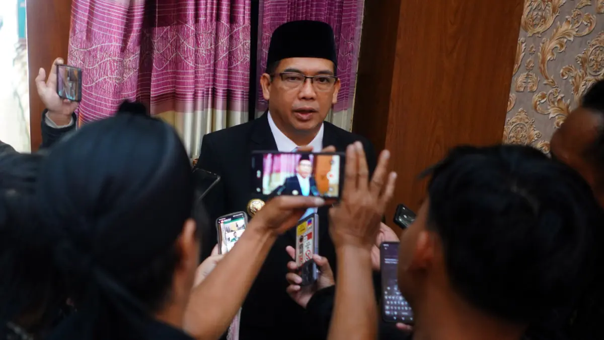 SUDAH DIPERTIMBANGKAN: Wali Kota Probolinggo dr Aminuddin saat memberi keterangan pada awak media. (Diskominfo Kota Probolinggo) 