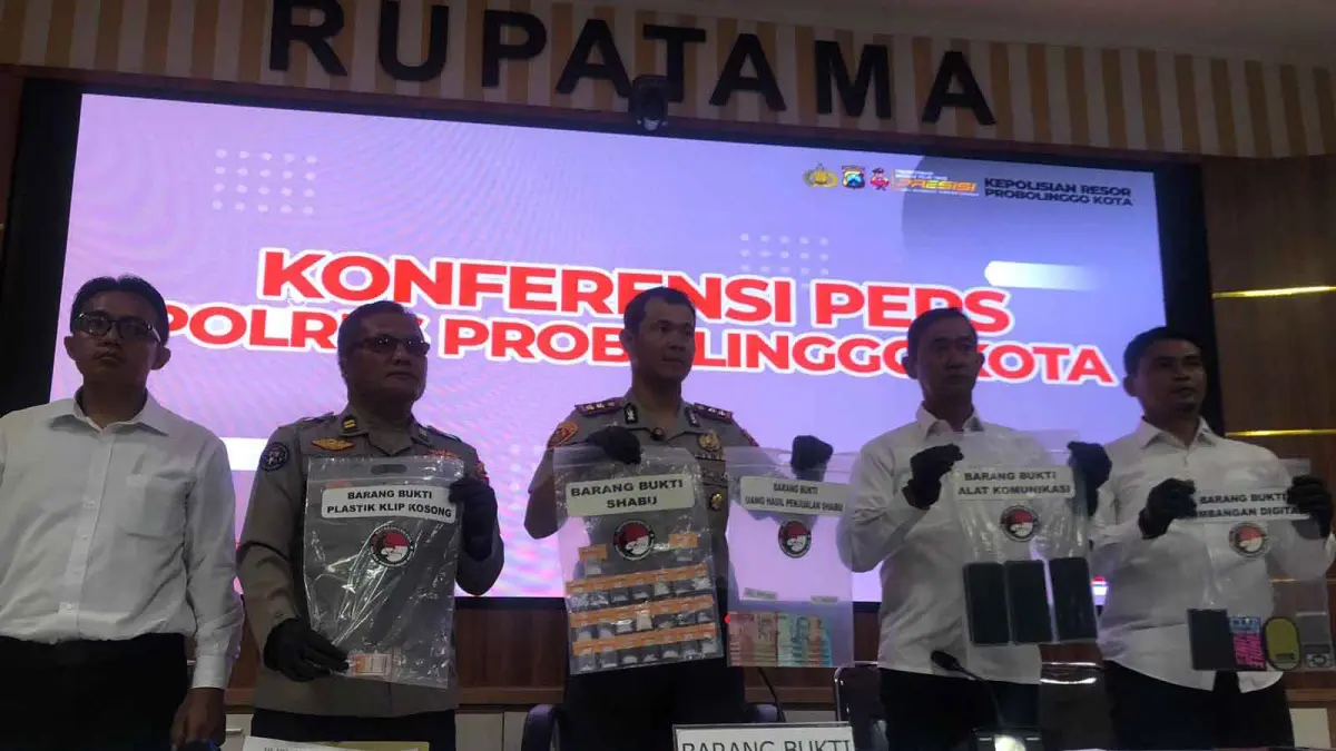 UNGKAP: Kapolres Probolinggo Kota AKBP Rico Yumasri menunjukkan sejumlah barang bukti hasil pengamanan dari ungkap kasus. (INNEKE AGUSTIN/JAWA POS RADAR BROMO)