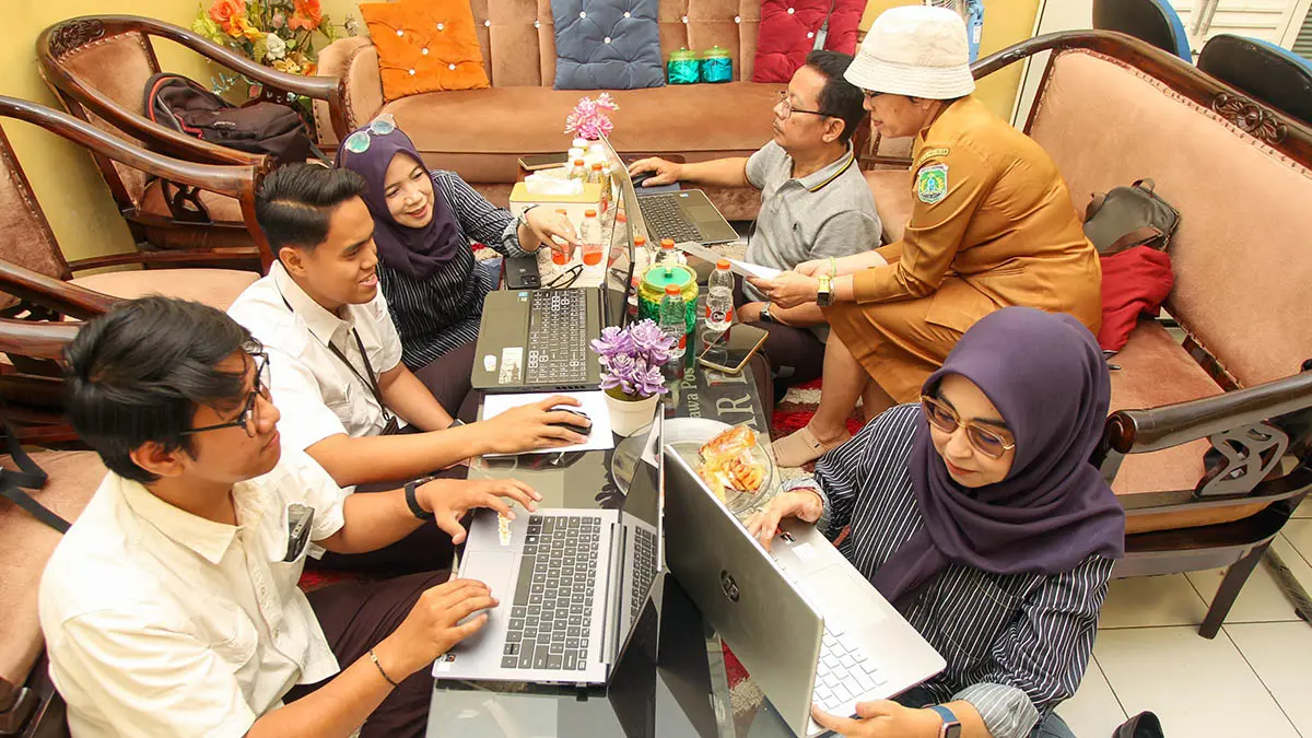 VERIFIKASI: Tim panitia saat tengah melakukan verifikasi terhadap karya para peserta lomba INOPAMAS 2026 yang masuk. (Mokhamad Zubaidillah/Radar Bromo)