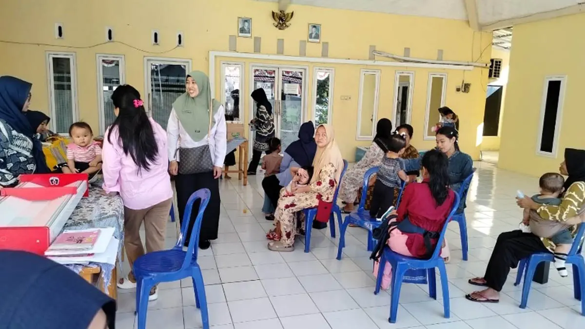 LAYANAN: Sejumlah warga saat mengikuti kegiatan Posyandu di wilayah naungan Puskesmas Sukorejo. Saat ini, wajah Posyandu berubah, tidak sekadar pusat kesehatan ibu dan anak. Tetapi menjadi garda terdepan dalam pelayanan masyarakat yang komprehensif. (Puskesmas Sukorejo for Radar Bromo)