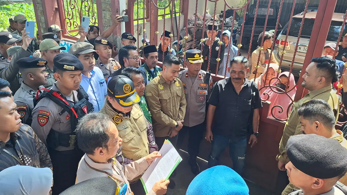 ALOT: Suasana eksekusi rumah mewah di Sumberdawesari, Grati, Kabupaten Pasuruan, Kamis (7/5). (Istimewa)