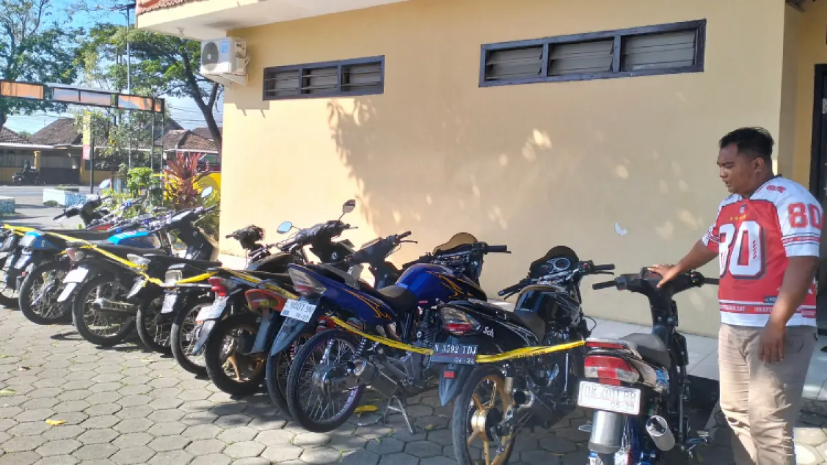 AMANKAN: Belasan motor yang diamankan petugas kepolisian dari aksi balap liar di wilayah Sengonagung, Kecamatan Purwosari. (rizal fahmi syatori/jawa pos radar bromo)