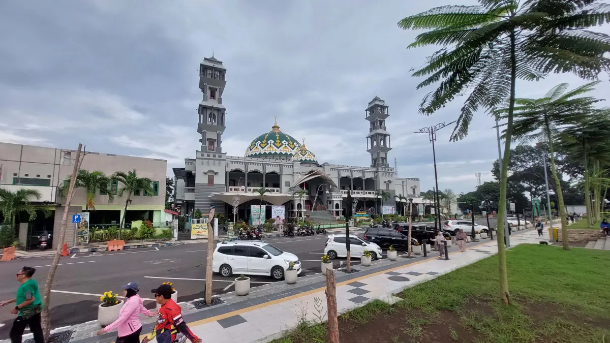 BEROLAHRAGA: Sejumlah warga berolahraga di Alun-Alun Kota Probolinggo, yang menjadi salah satu jujukan wisatawan di Kota Probolinggo. (ARIF MASHUDI/JAWA POS RADAR BROMO)