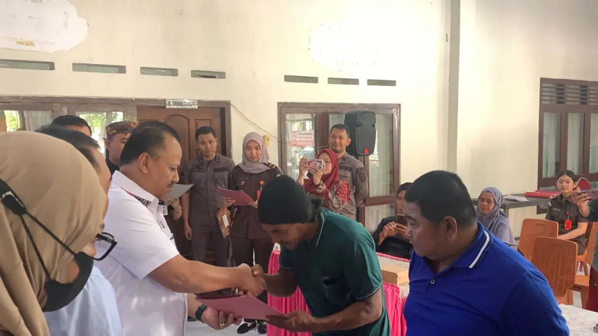 DAMAI: Mokhamad Askhur, menerima berkas RJ atas kasus pemukulan terhadap bocah anak tetangganya. (ISTIMEWA)