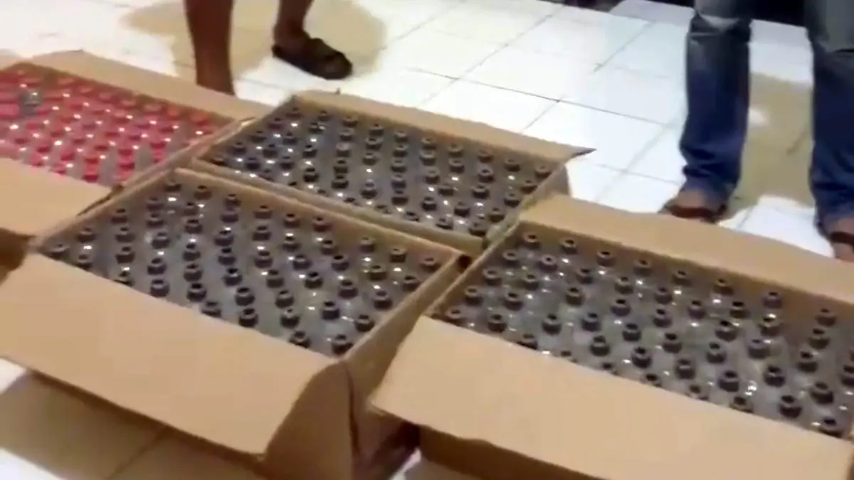 DIAMANKAN: Botol-botol Arak Bali yang berhasil diamankan petugas. (Humas Polres Pasuruan Kota for Radar Bromo)