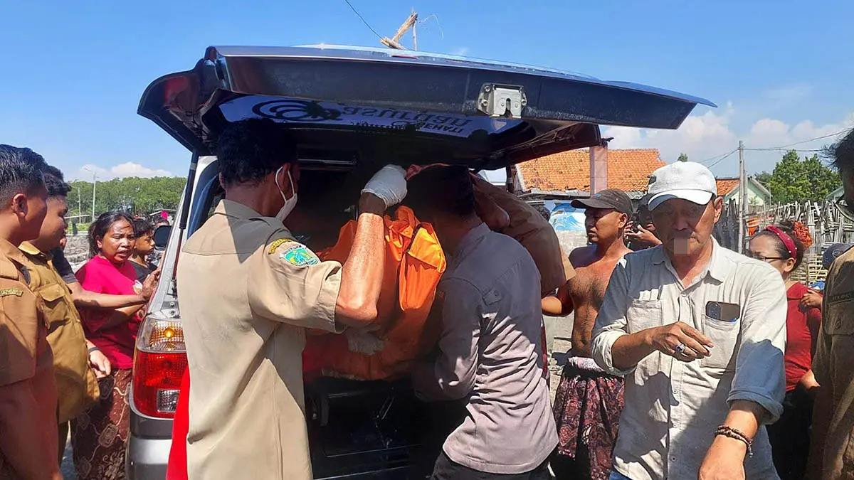 EVAKUASI: Petugas kepolisian, kesehatan, pemerintah desa serta warga saat mengevakuasi jenazah korban. (Dokumen Radar Bromo)