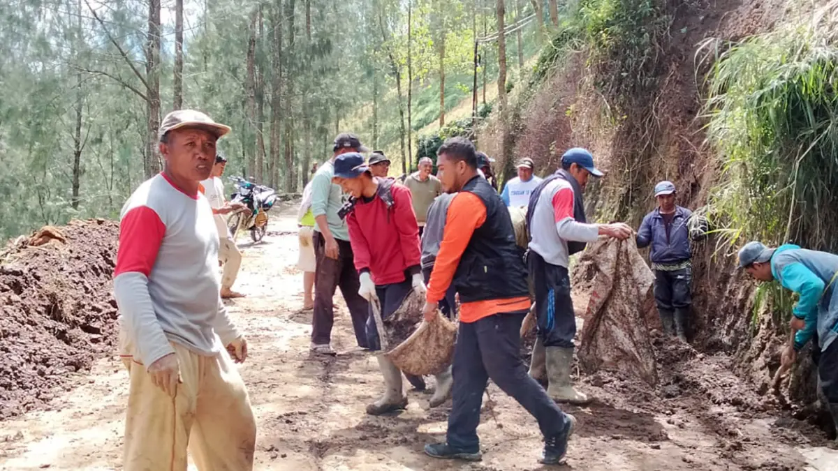 GOTONG ROYONG: Sejumlah Warga, Pemdes Sumberanom, dan BPBD Kabupaten Probolinggo saat melakukan kerja bakti pembersihan material longsor di Curah Kendil, Desa Sumberanom, Kecamatan Sumber, Kabupaten Probolinggo, Kamis (7/5). (Istimewa)