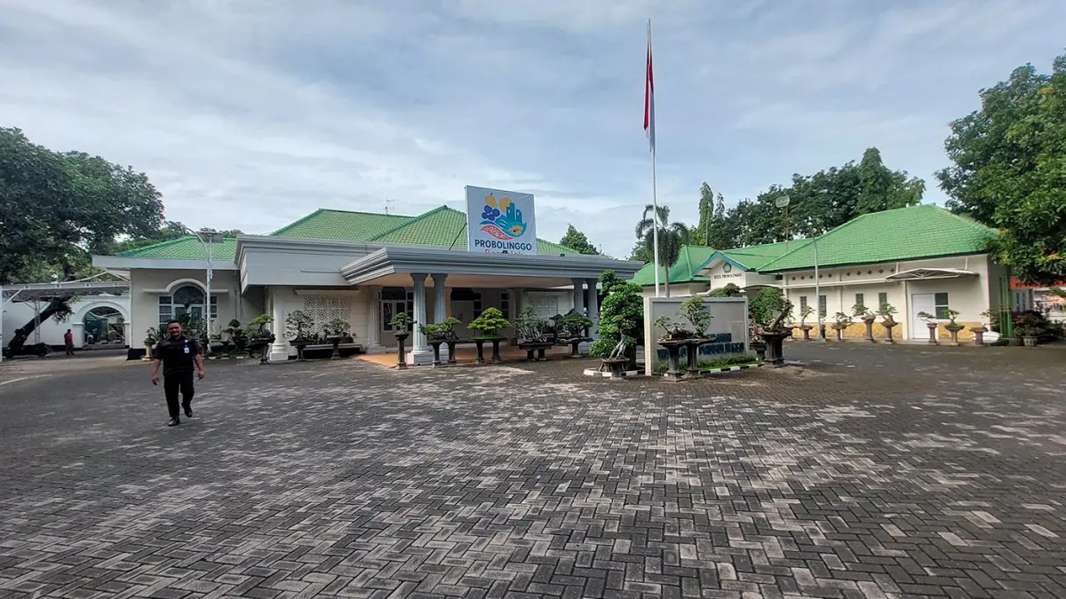 JADI SOROTAN: Rumah Dinas Wali Kota Probolinggo yang dalam setahun anggaran rumah tangganya dianggarkan miliaran. (Arif Mashudi/ Radar Bromo)