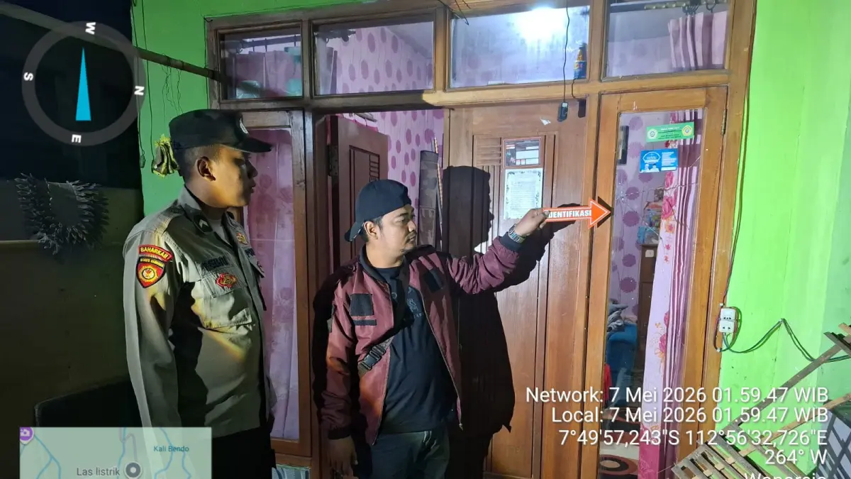 KACA PECAH: Petugas saat melakukan olah TKP rumah warga Wonorejo, Lumbang, Kabupaten Pasuruan yang dibondet. 