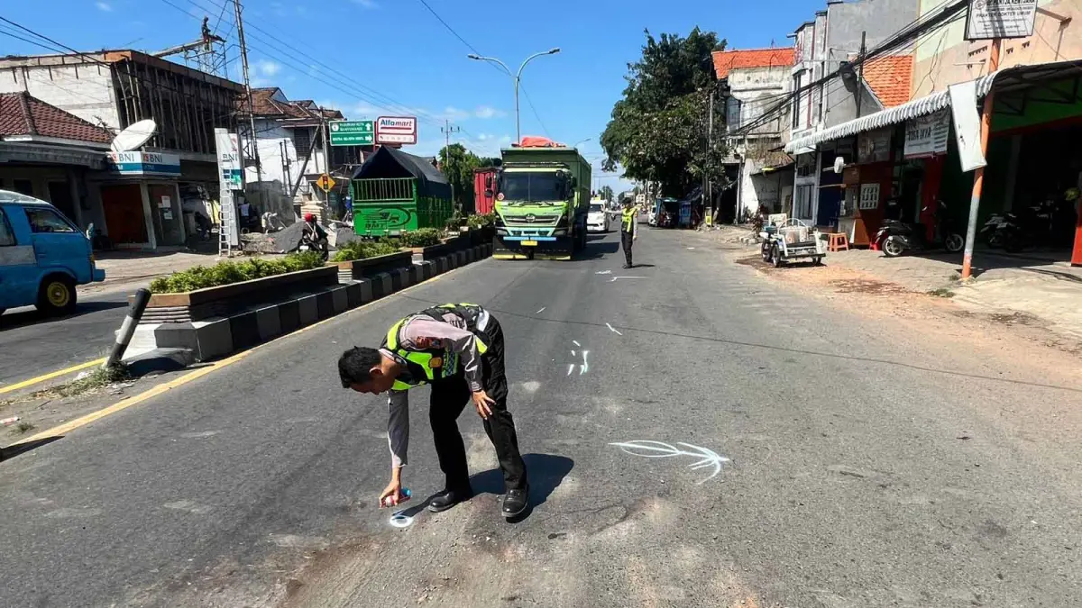 LOKASI KEJADIAN: Anggota Polres Pasuruan Kota melakukan olah TKP kecekaan di Jalan Soekarno Hatta, Kota Pasuruan. (HUMAS POLRES PASURUAN KOTA FOR JAWA POS RADAR BROMO)