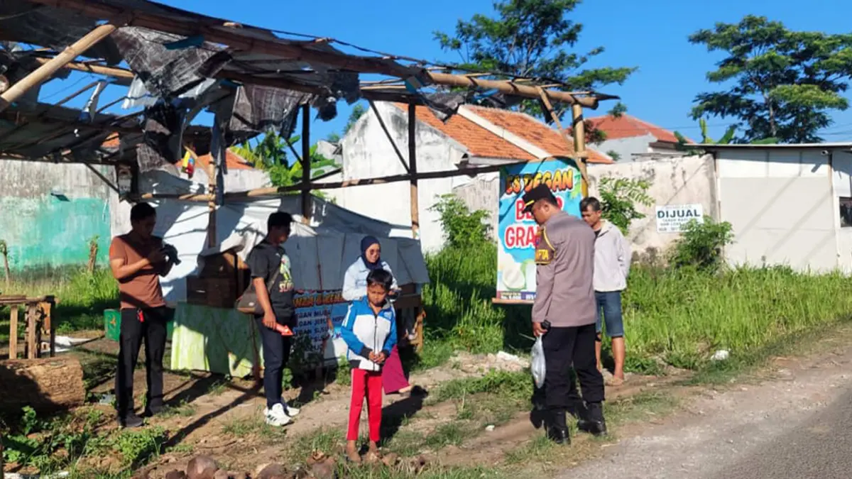LOKASI: Petugas melakukan olah TKP begal motor di Jalan Sunan Muria, Kebonsari Wetan, Kota Probolinggo, Kamis pagi (7/5). (Arif Mashudi/ Radar Bromo)