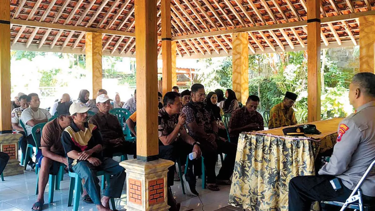 MUSYAWARAH: Pemerintah Desa, Muspika, dan sejumlah stakeholder terkait melakukan Musyawarah Desa di Balai Desa Lambang Kuning, Kamis (7/5). (INNEKE AGUSTIN/JAWA POS RADAR BROMO)