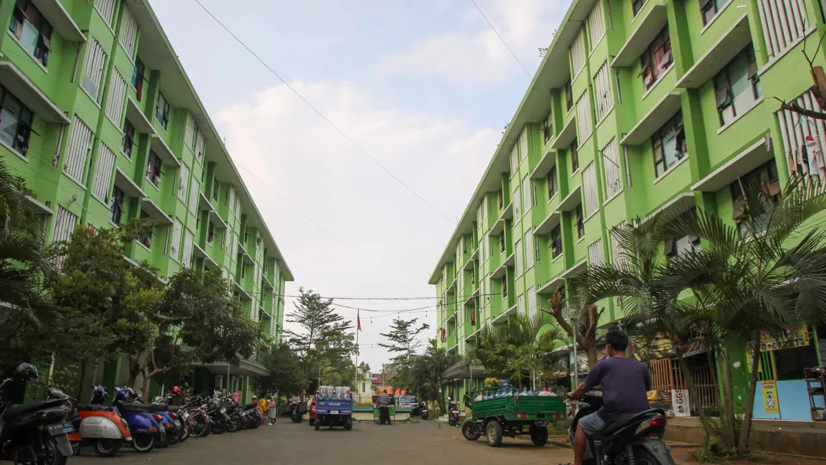RUMAH SEWA: Sejumlah kendaraan parkir di depan Rusunawa Petahunan, Kota Pasuruan. (MOKHAMMAD ZUBAIDILLAH/JAWA POS RADAR BROMO)