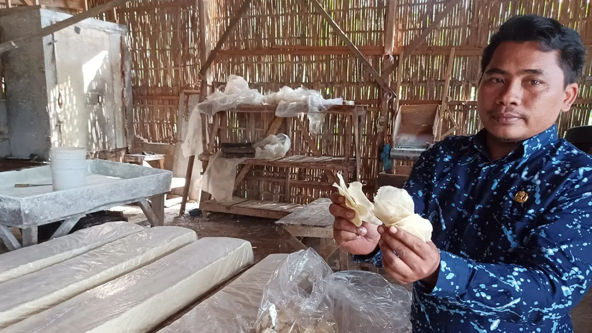 SETENGAH JADI: Mutaalimin memperlihatkan keripik singkong setengah jadi yang siap dipasarkan ke luar daerah. Keripik rasa kentang itu bahkan punya pelanggan tetap di Sumatera dan Sulawesi.
