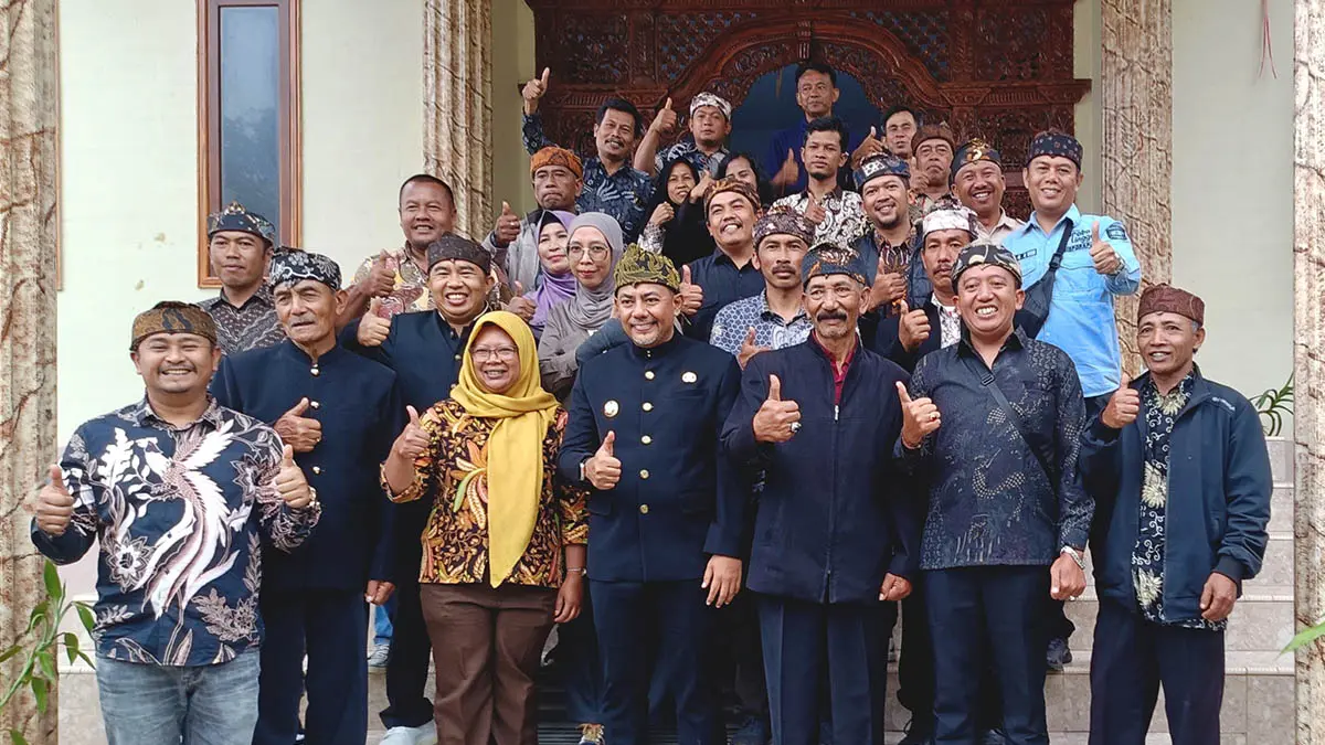 SINERGI: Bupati Probolinggo Mohammad Haris (bawah tengah) berfoto bersama Kepala Desa Sariwani Sukariyo (bawah tiga dari kanan) serta perangkat desa. (Foto: &nbsp;Pemdes Sariwani for Jawa Pos Radar Bromo)