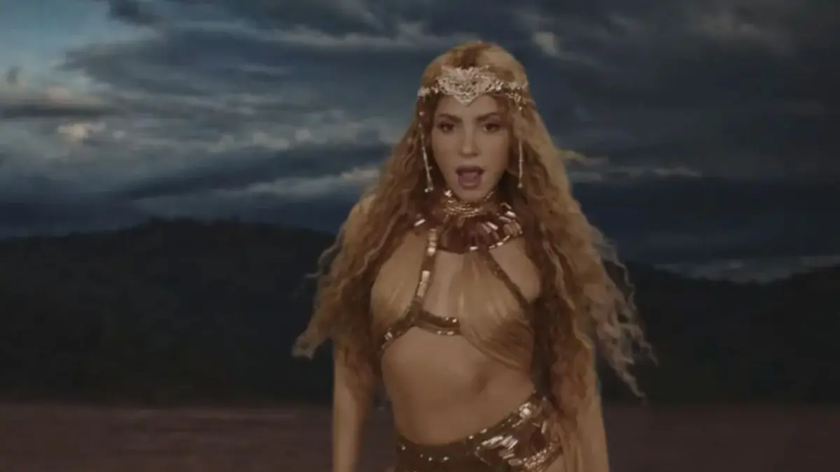 Tangkapan layar video klip lagu "Choka Choka" yang memperlihatkan Shakira dengan hiasan kepala karya desainer Rinaldy A. Yunardi. (YouTube)
