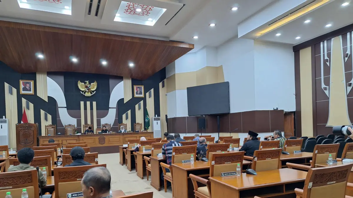 TERTUNDA: Kegiatan paripurna pengesahan raperda yang akhirnya tertunda. (busthomi)
