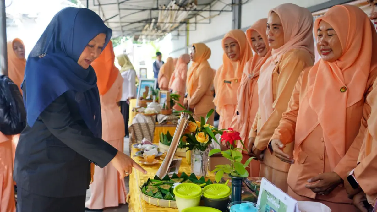 Wakil Wali Kota Probolinggo Ina Dwi Lestari saat melihat dan menilai langsung lomba sajian Ketan Kratok sebagai Warisan Budaya Tak Benda Kota Probolinggo. (Arif Mashudi/ Radar Bromo)