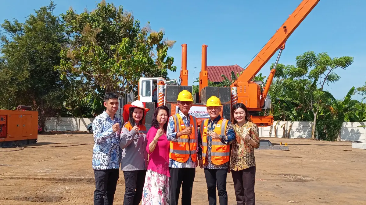 GROUND BREAKING: Komisaris PT Bina Indo Group Liem Edi Indrianto Halim (tiga dari kanan) dan Direktur PT Bina Indo Group Ekao Saputra Wijaya didampingi istri dr. Susanti Sugianto. MARS dilokasi Ground Breaking Azana Style Hotel Probolinggo (Foto : Didik Purwanto/Jawa Pos Radar Bromo)