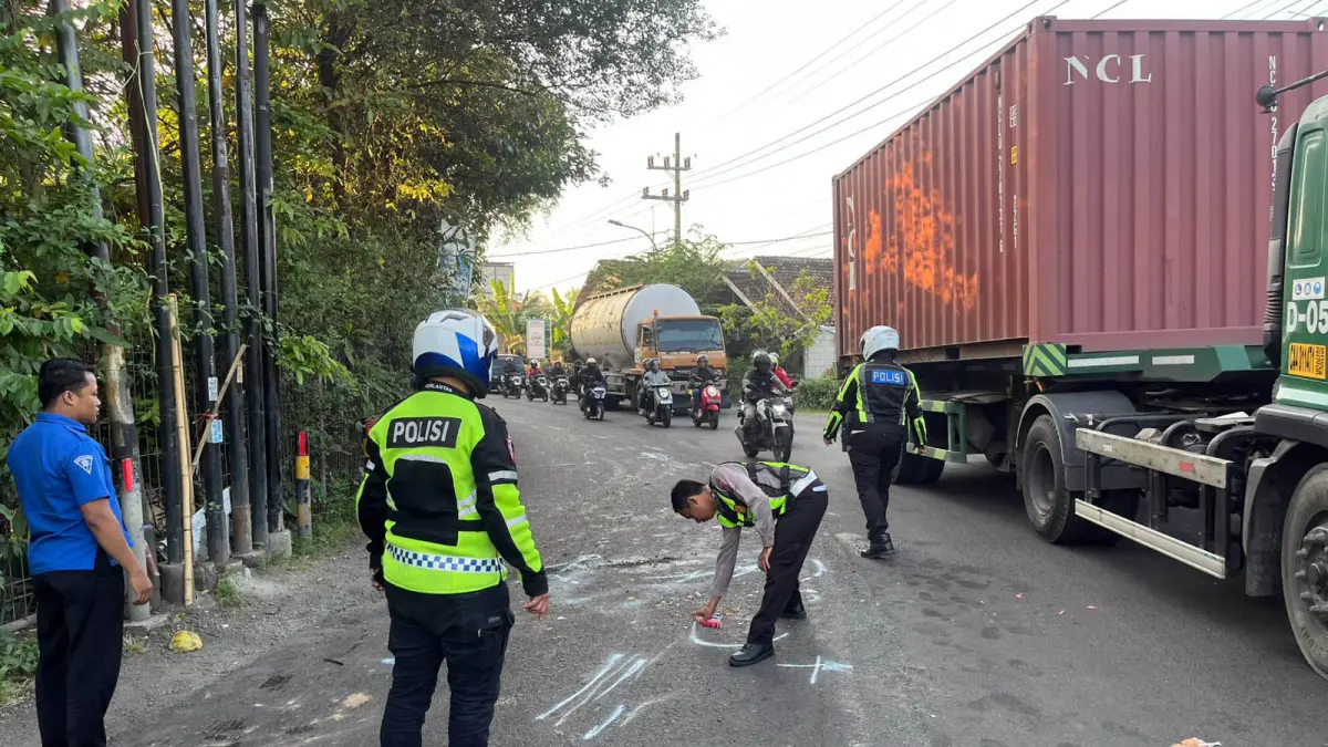 Petugas Satlantas Polres Pasuruan olah TKP kecelakaan motor dan dump truck tronton, Jumat pagi (8/5) di tingkungan Jalan Urip Sumoharjo, Kebonagung, Kecamatan Purworejo, Kota Pasuruan. Sepasang suami istri meninggal akibat kecelakaan ini.