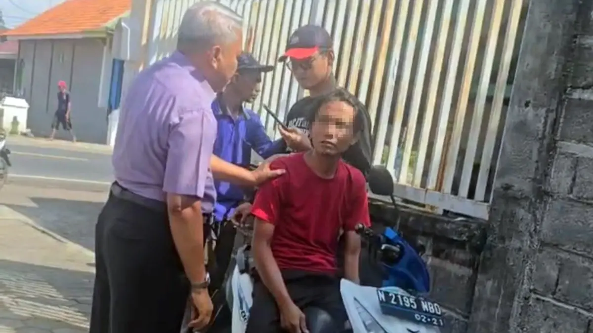 DIAMANKAN: Sejumlah Warga Kelurahan Kedungasem, Kecamatan Wonoasih, mengamankan Af, Sabtu (9/5).