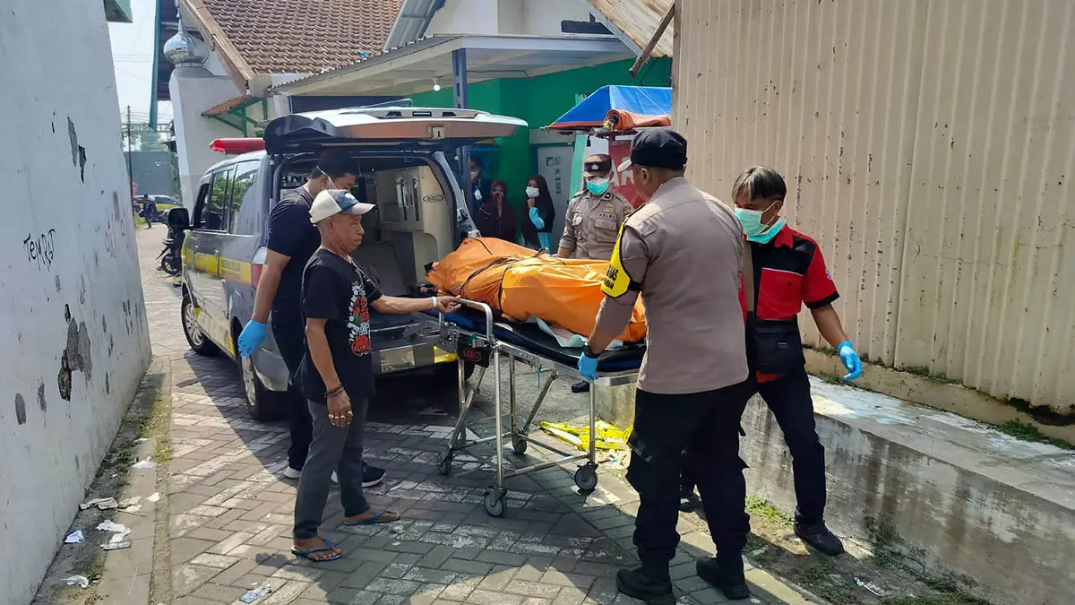 EVAKUASI: Petugas saat mengevakuasi jenazah korban. Lelaki yang diketahui bernama Sajak itu, meninggal dengan kondisi memprihatinkan. (Rizal Syatori/Radar Bromo)