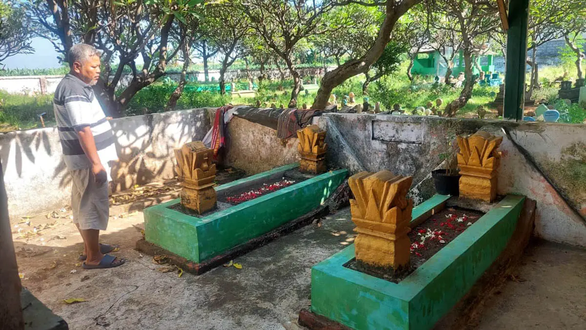 KERAMAT: Makam Kiai Mbah Demang Haris Brontojoyo bersama istrinya yang berada di RT 06/RW 01 Triwung Kidul, Kecamatan Kademangan, Kota Probolinggo. (Arif Mashudi/Radar Bromo)