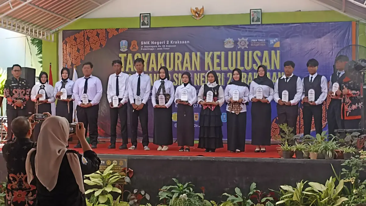 PENGHARGAAN : SMKN 2 Kraksaan memberikan penghargaan kepada lulusan terbaik dari masing-masing jurusan, lulusan yang diterima kerja dan perguruan tinggi serta lulusan yang hafal beberapa juz dalam Al Qur
