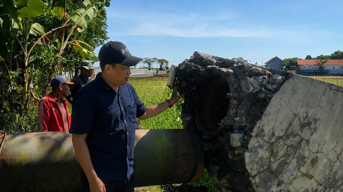 PUTUS: Petugas Perumdam Bayuangga Kota Probolinggo saat melakukan perbaikan pipa jaringan yang putus di Jalan Ronggojalu, Kecamatan Tegalsiwalan, Kabupaten Probolinggo, Jumat (8/5). (Foto: Perumdam Bayuangga for Jawa Pos Radar Bromo)